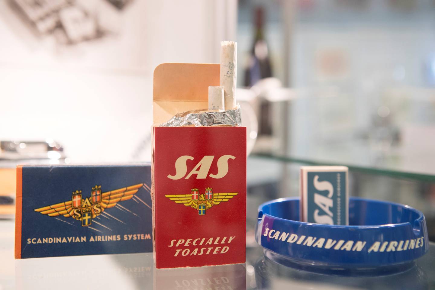 Gardermoen  20160705.
SAS Museet ble først åpnet i 1989 og gir et overblikk over skandinavisk luftfart fra dens spede begynnelse i første halvdel av det forrige århundre og frem til i dag.
Utstillingen strekker seg med over 70 års historikk.
SAS-sigaretter
Foto: Torstein Bøe / NTB scanpix