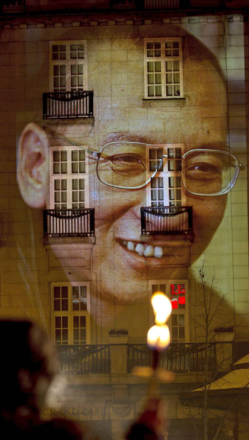 Død: Liu Xiaobo døde torsdag av kreft. Nå vekker statsminister Solbergs uttalelser harme blant dem som mener hun burde talt før. Her fra fakkeltog i Oslo i forbindelse med fredsprisutdelingen. FOTO: DANIEL SANNUM LAUTEN/NTB SCANPIX