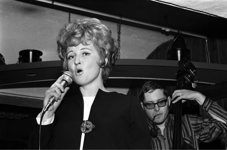 Karin Krog på scenen i 1968 – den gang jazzbassister fremdeles kunne røyke pipe der. Foto: Aage Storløkken / Aktuell / NTB NTB kultur