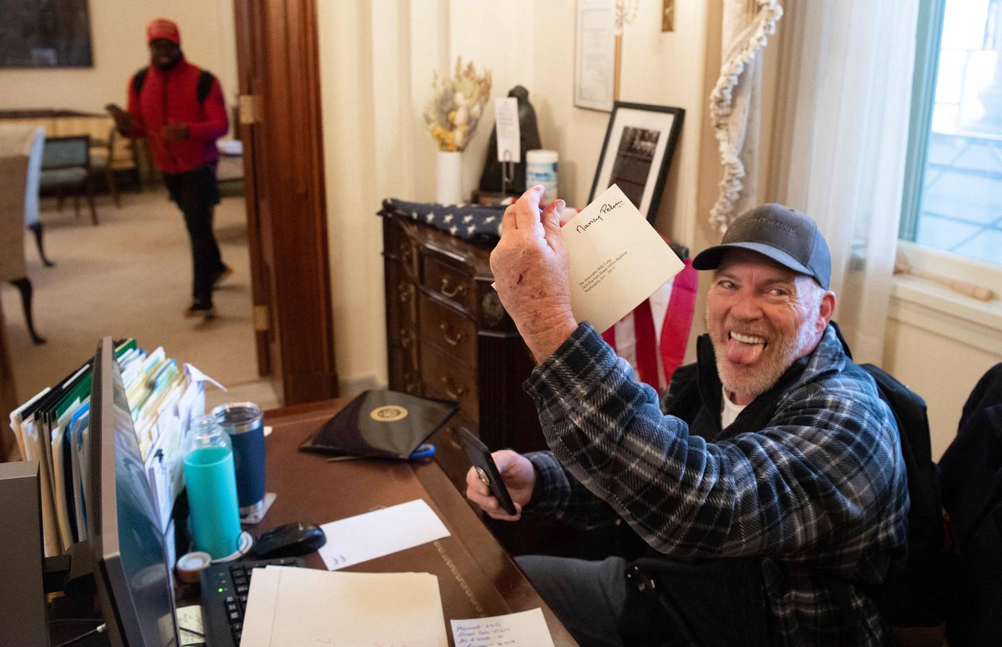 Trump-tilhenger Richard Barnett ble avbildet inne på kontoret til Nancy Pelosi 6. januar.