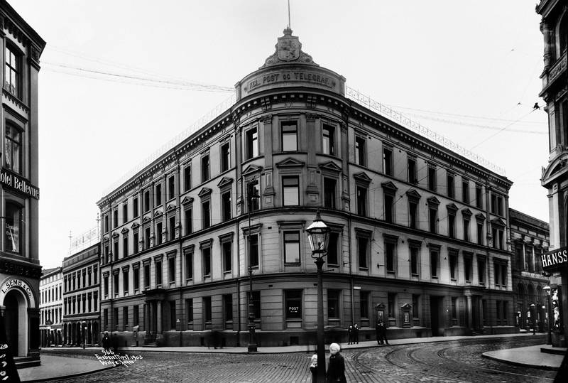 Karl Johans gate 14 i 1903. Bygningen ble om- og påbygd i 1891, ved arkitekt Jacob W. Nordan. Post- og Telegrafverket hadde kontorer her til 1924.