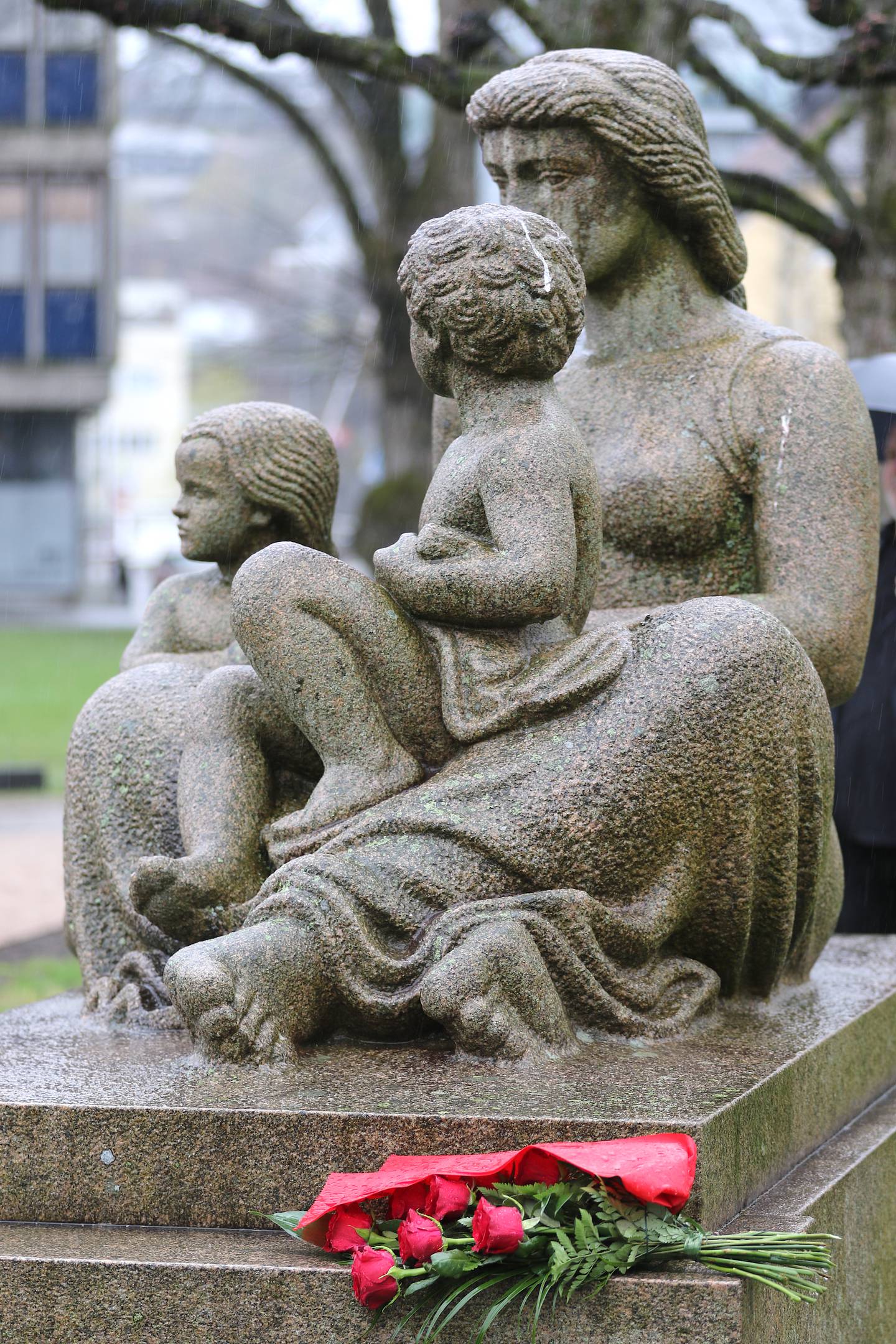 Minnesmerke over de falne under andre verdenskrig ble laget av skulptør Per Hurum, og ble satt opp i 1950.