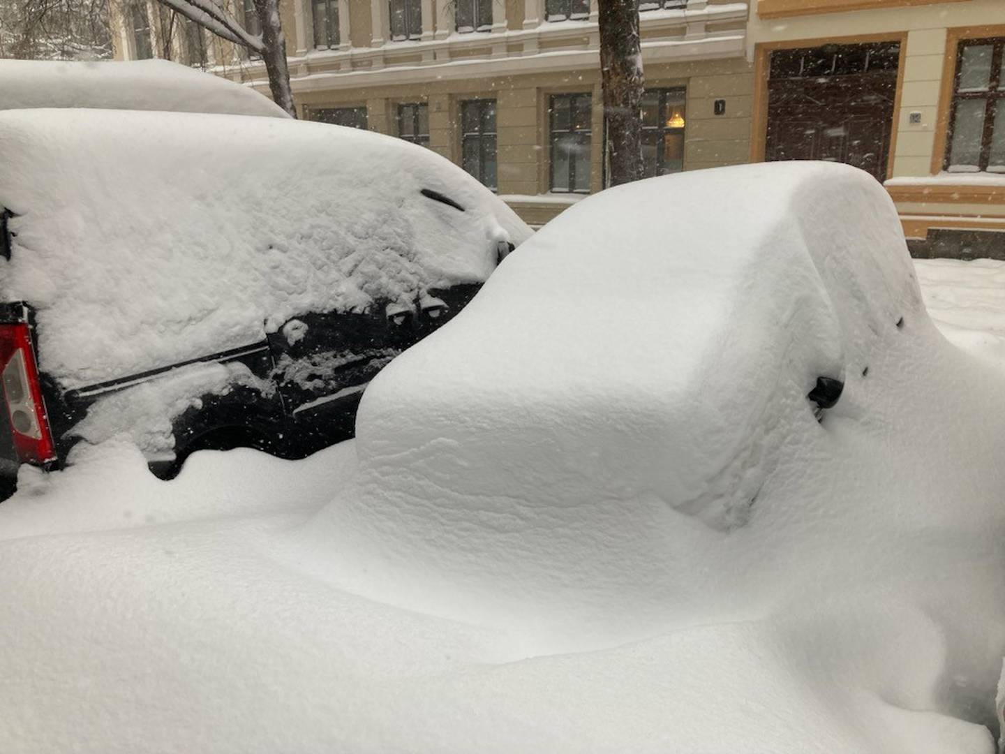 Enkelte har tatt oppfordringene om å la bilen stå på grunn av snøværet i hovedstaden, på alvor. Hvis da ikke eieren er i Spania for tida, som så mange andre nordmenn.