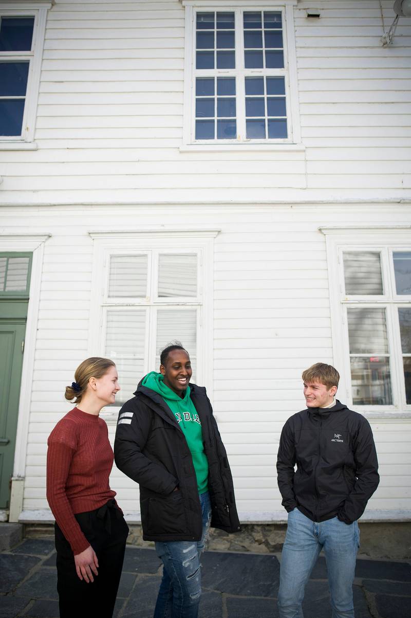 17 skoler i Rogaland har søkt om å droppe karakter i orden og oppførsel fra og med neste skole år. Stavanger katedralskole er én av dem. Her er tre elever ved skolen. F.v..: Julie Vierdal Stensland (17), Nicky Ibrahim (19) og Georg Meling (17).