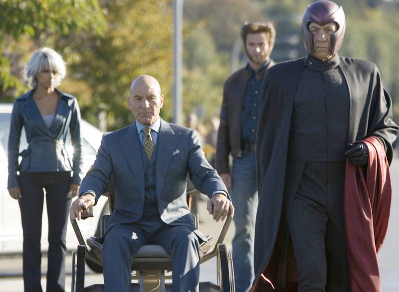 Patrick Stewart som Xavier i rullestolen og bestevennen Ian McKellen som Magneto i kjent positur. Bak Halle Berry og Hugh Jackman. 