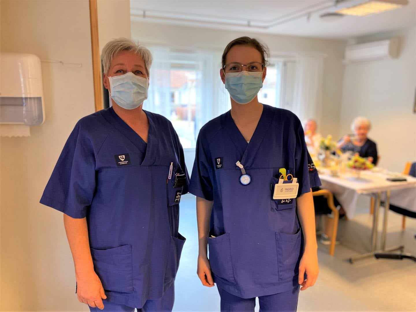 Hjelpepleier Jorunn Pettersson og fagsykepleier Ingrid Abusdal ved Rolvsøy sykehjem.