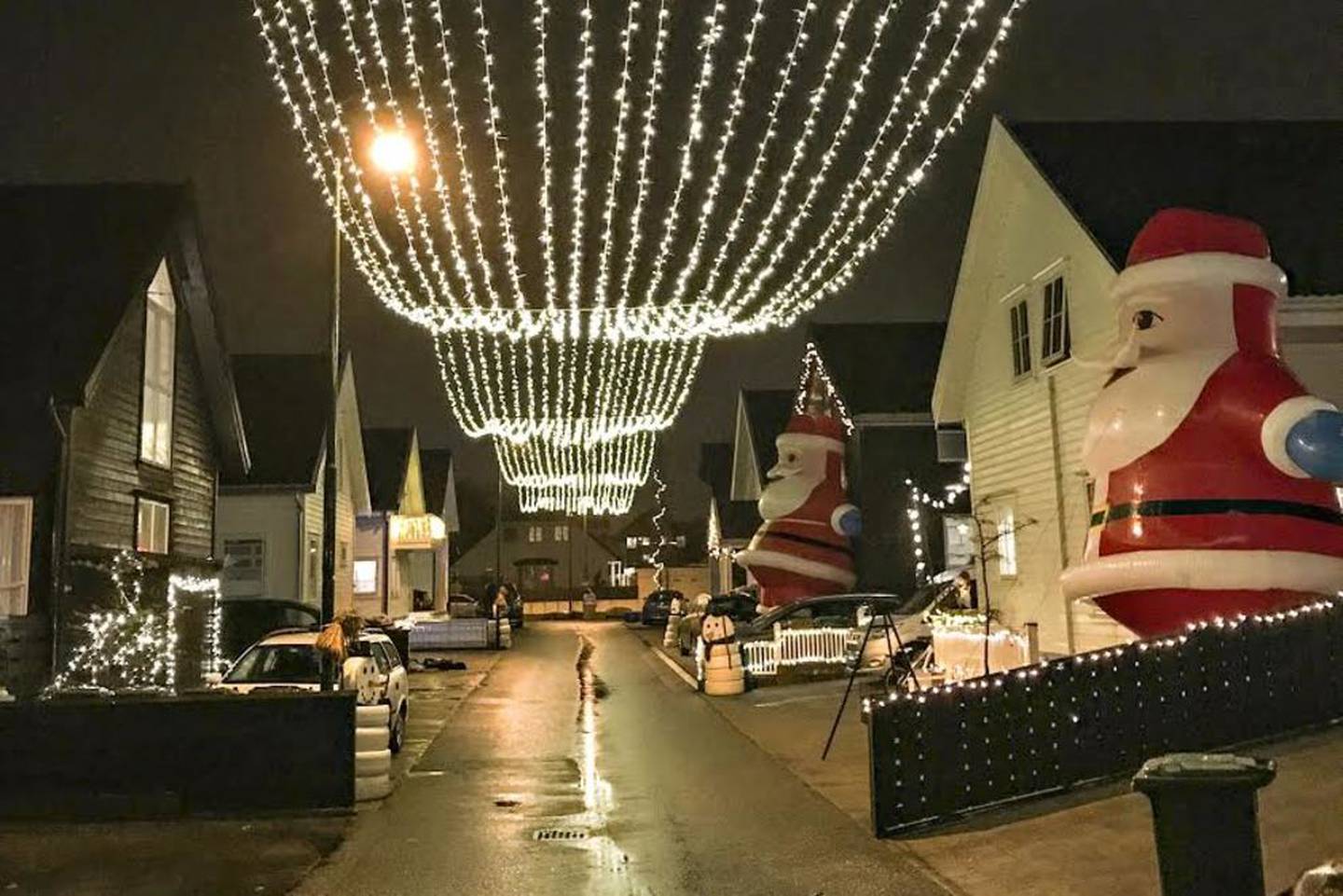 Slik har naboer pyntet Nyvollsvingen i Randaberg til jul. 