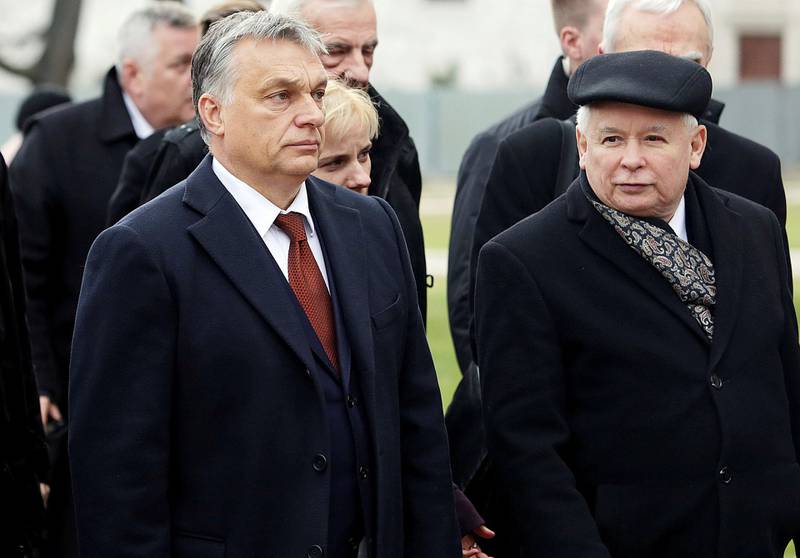 Ungarns statsminister Viktor Orbán, (til venstre), er et forbilde for Polens regjering. Her sammen med leder Jaroslaw Kaczynski for Polens regjeringsparti, Lov og rettferdighet, i Krakow i desember 2016. Både Orban og den polske regjeringen får kraftig kritikk av EU for å ikke respektere Unionens felles verdier. 