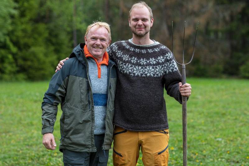 På spørsmål fra Dagbladet om hvordan det går med to politikere på gården, svarer Kristjánsson: – Foreløpig har det gått bra. Per og jeg deler seng.
