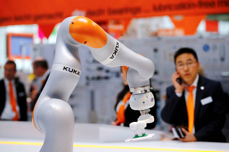Roboter truer stadig flere franske arbeidsplasser. Nå vil sosialisten Benoit Hamon skattlegge bruken av roboter for å sikre framtidens jobber for franskmennene. Her er en tysk robot i aksjon under en messe i Hannover i Tyskland i fjor. 