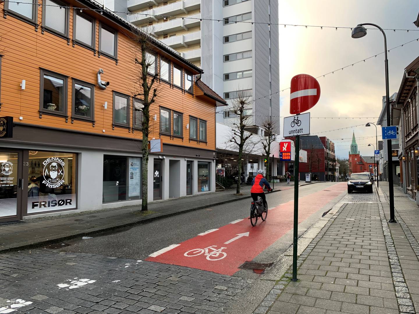Administrasjonen i Stavanger kommune har gode erfaringer med enveiskjøring og eget sykkelfelt i Pedersgata. Nå bes politikerne om å gjøre ordningen permanent.
