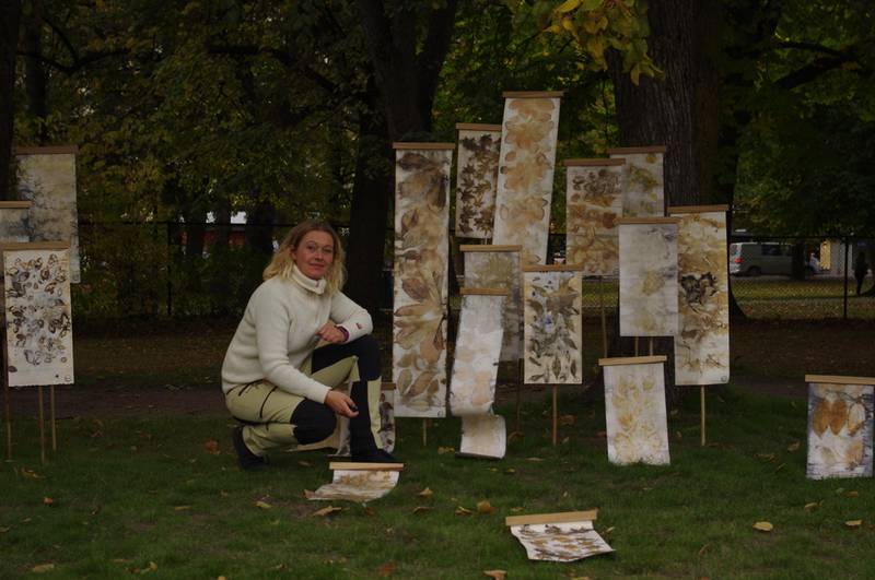 Kunstner Cathrine Finsrud Stustad fra Konnerud foran verket «Museumshavens avtrykk», som viser Drammen museums biotop gjennom fire årstider. FOTO: CATHRINE FINSRUD STUSTAD