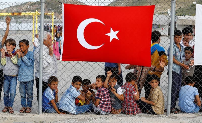 Et av punktene i migrasjonsavtalen mellom EU og Tyrkia var at partene skal jobbe for visumfrihet for tyrkere i EU. Men partene står helt fast, og Tyrkia truer med å trekke seg fra avtalen som bidrar til å stanse flyktningstrømmen via Tyrkia til EU. Her fra flyktningleiren Nizip i Tyrkia tidligere i år.