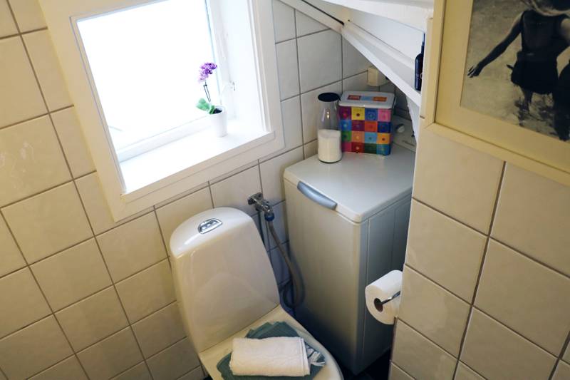 Toppmating gjør at det blir plass til også vaskemaskin på et lite bad. Foto: Stein Roger Fossmo