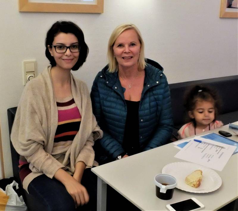 Dagsavisen Fremtiden var til stede da Safaa og Berit først møttes, via Internasjonale Drammens mentorordning – i november 2017. Her var også Safaas datter Nora med.
