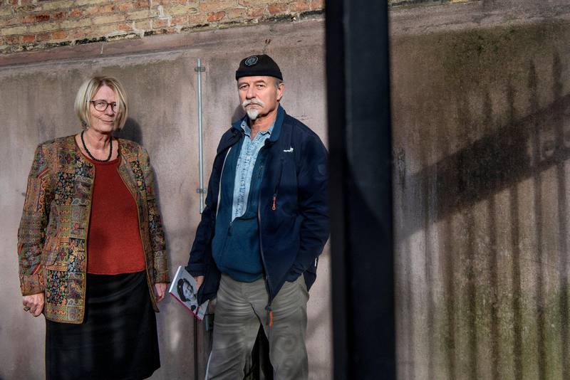 Unn og Stig H. Christensen har samlet morens historie mellom to permer.                                                                  Foto: Mimsy Møller