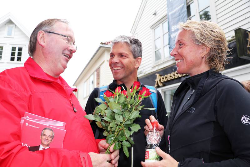 Einar Sanstøl (t.v.) ble vervet til Arbeiderpartiet av Cecilie Bjelland i 2011, på en stand på Arneageren. 15 minutter senere sto Sanstøl selv med rød T-skjorte. 