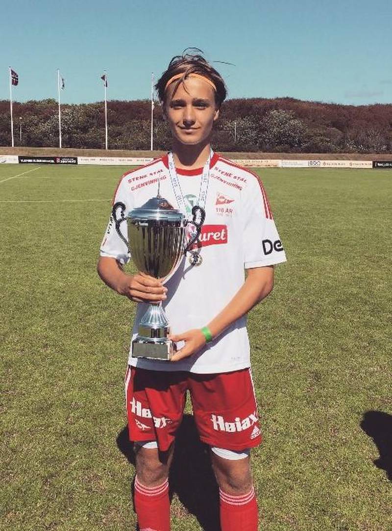 Tomas Lopez Borgersen holder Skaw Cup-pokalen etter å ha vært med på å slå Bryne og Erling Braut Haaland i finalen med FFKs guttelag i 2015.