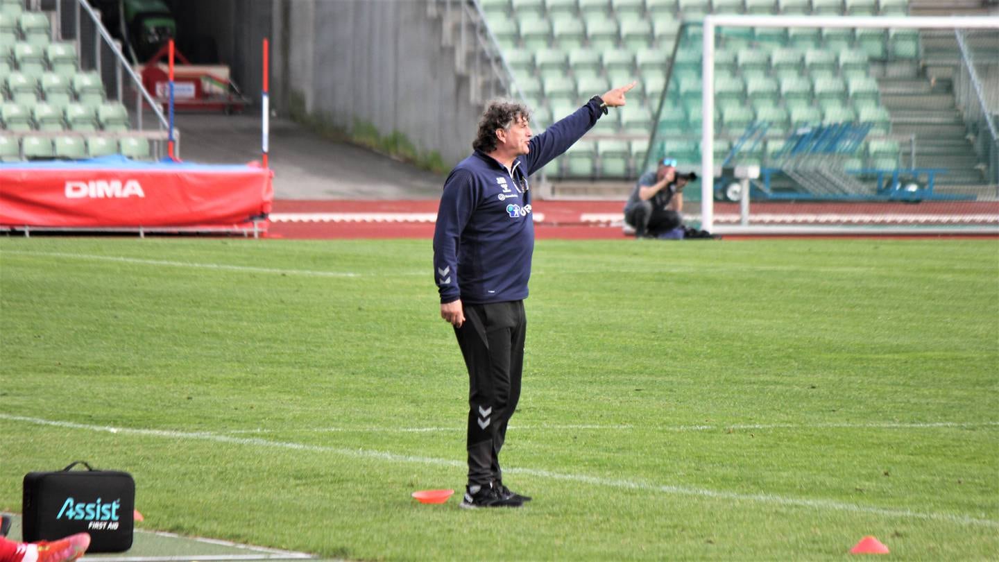 Lyn-trener Jan Halvor Halvorsen ønsket mer tempo fra sine Lyn-gutter.