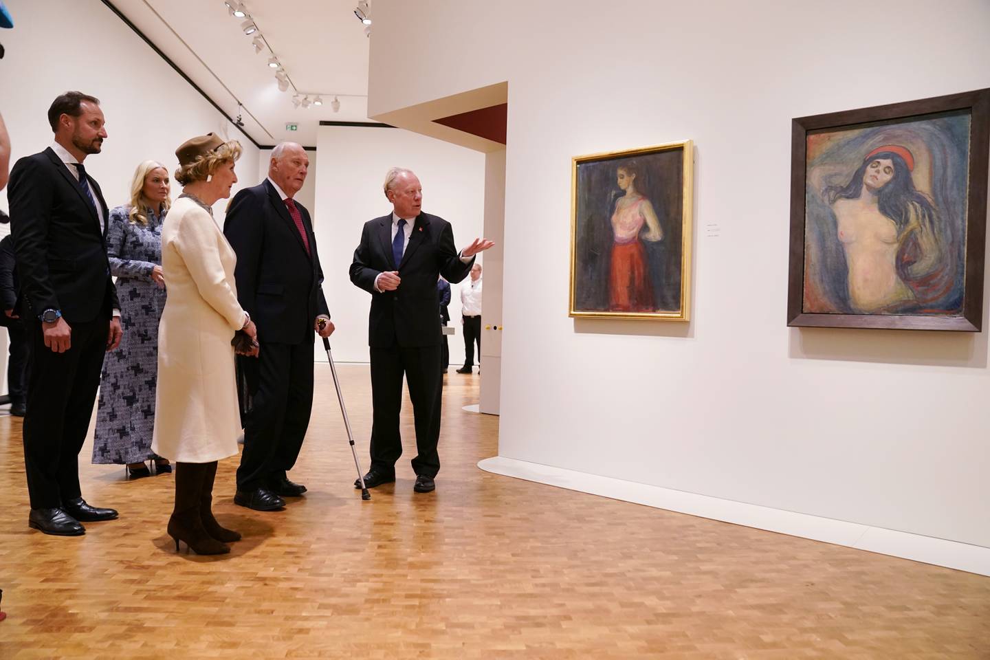 Munch-direktør Stein Olav Henrichsen har opplevd å få 1,3 millioner besøkende til det nye museet. Her viser han et celebert knippe av dem rundt under åpningen i fjor. Foto: Stian Lysberg Solum / NTB  