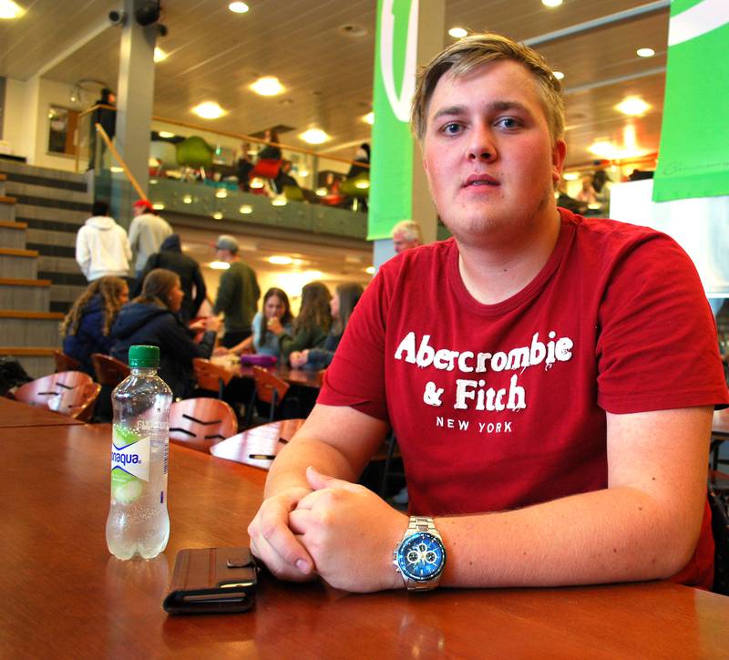 FØRSTEGANGSVELGER: Tobias Sørensen (18) er fornøyd med at det var mulig å forhåndsstemme på skolen.