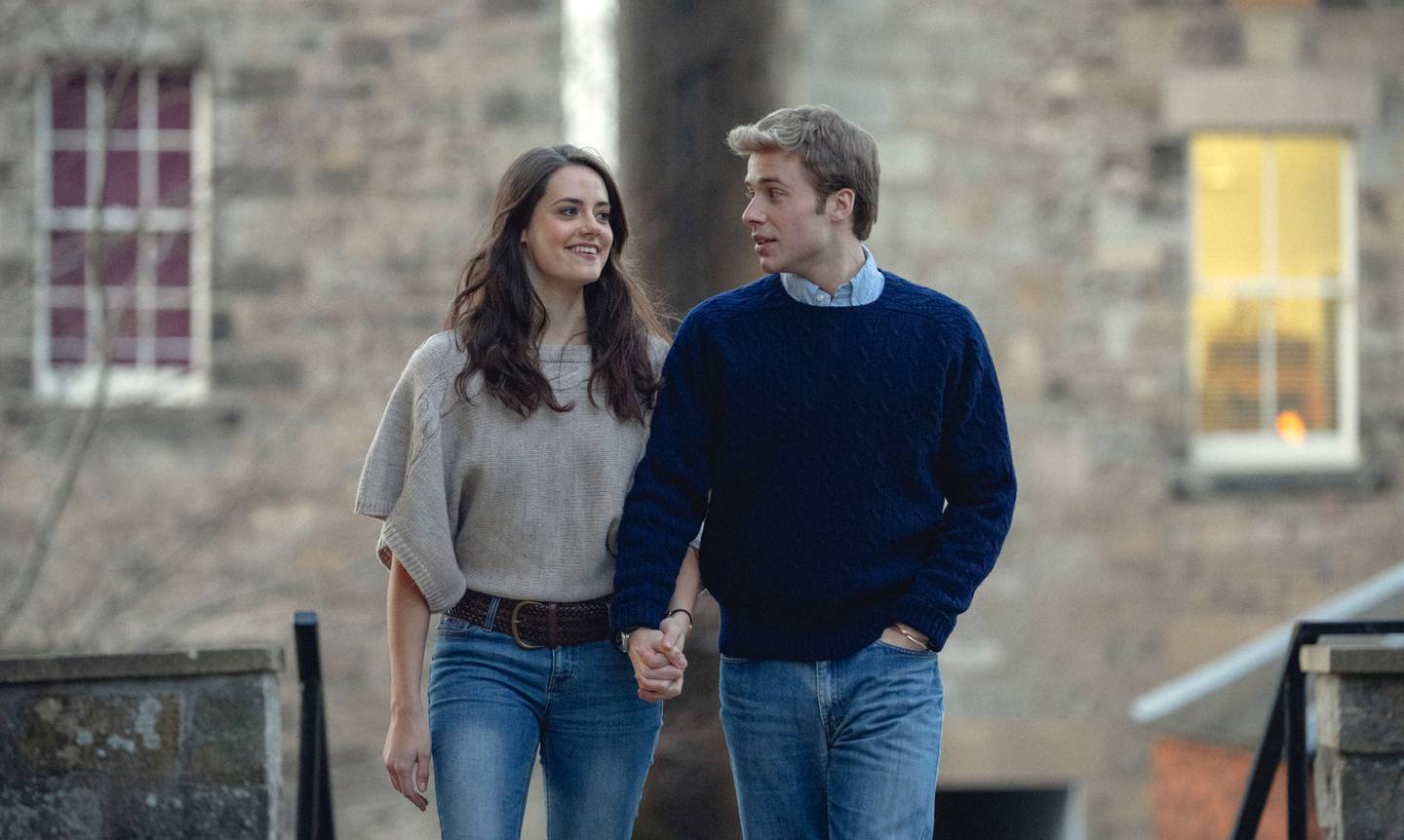 Ed McVey i rollen som prins William og nykommeren Meg Bellamy som Kate Middleton, fotografert i skotske St. Andrews tidligere i år under innspillingen av sjette runde «The Crown». Foto: Netflix