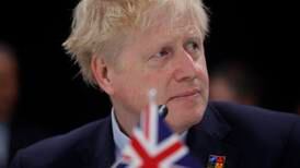 Britiske medier spår slutten for Boris Johnson etter regjeringsflukt