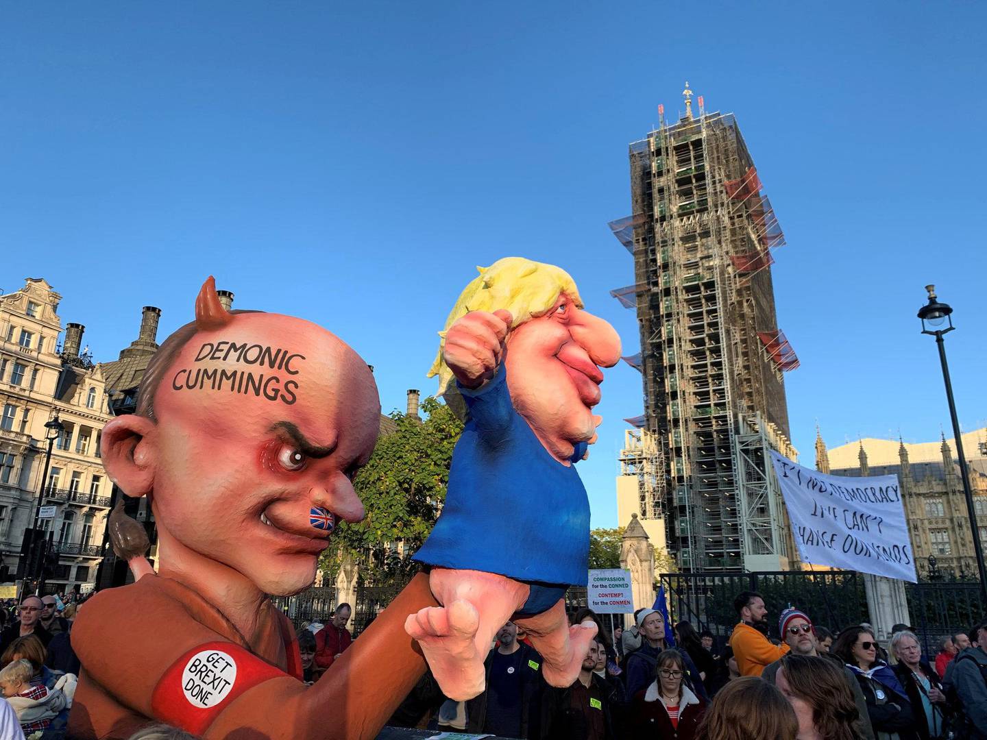 Figurer av Boris Johnson og hans omstridte rådgiver Dominic Cummings – her kalt «Demonic», foran Big Ben under oppussing. FOTO: ÅSNE GULLIKSTAD
