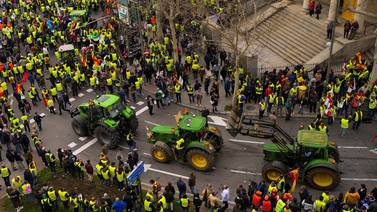Spanske bønder fyller Madrid med traktorer