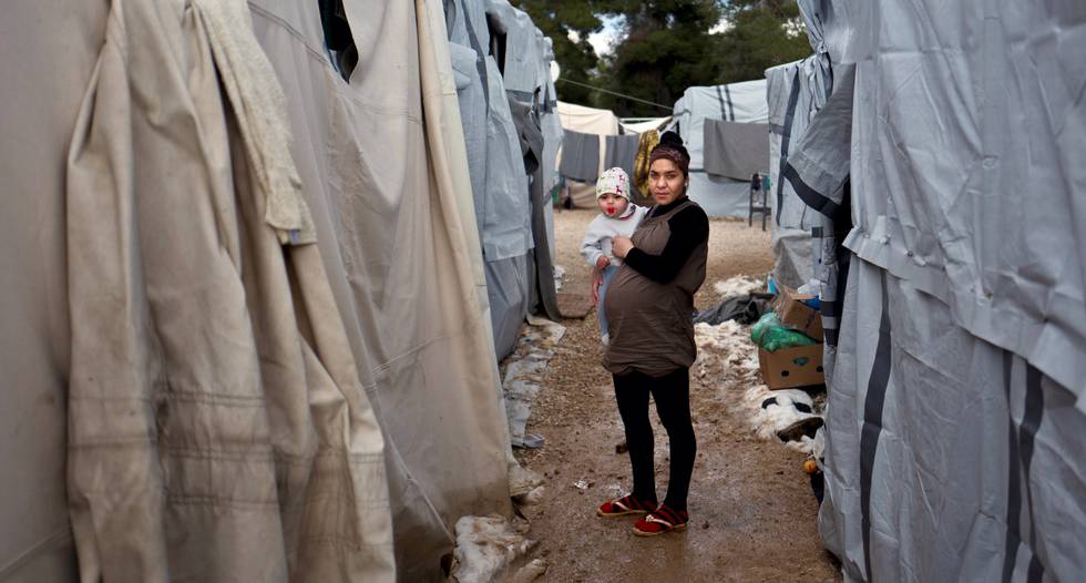 Sa’da Bahjat (20) er høygravid og bor i flyktningleiren Ritsona nord for Aten sammen med datteren Yamoor.   Hjelpeorganisasjoner advarer nå mot umenneskelige forhold i de greske flyktningleirene. FOTO: MUHAMMED MUHEISEN/NTB SCANPIX