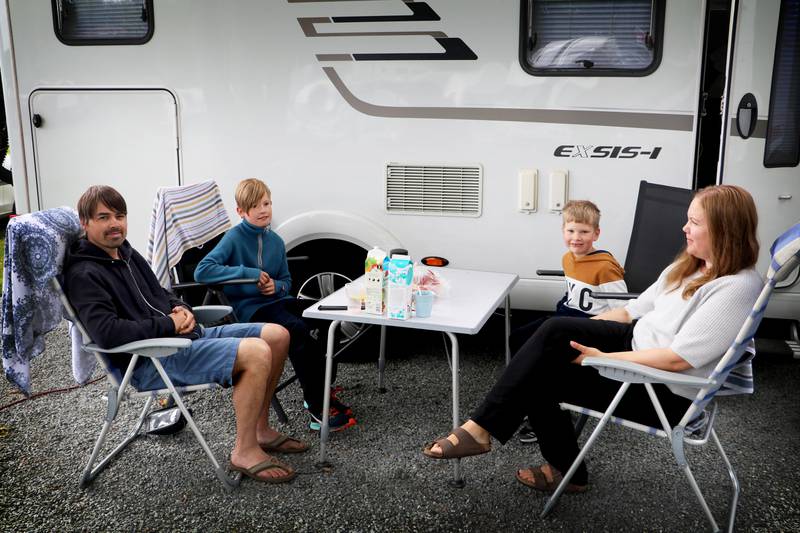 Ole Christian Strand, Ellen Malte-Sørensen og sønnene Sondre Strand (11) og Eskil Strand (6) har leid seg bobil denne sommeren.