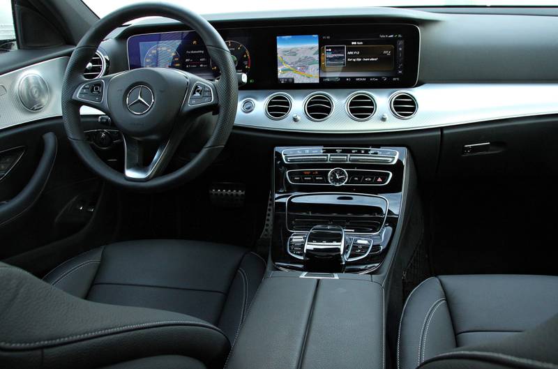 NYTT NIVÅ: Mercedes-Benz' nye dashbord, kalt Widescreen Cockpit, er klasseledende. En kul detalj er at man kan få de digitale klokkene til å gjenskape instrumentene fra de tilsvarende Mercedes-modellene fra 80- og 90-tallet.