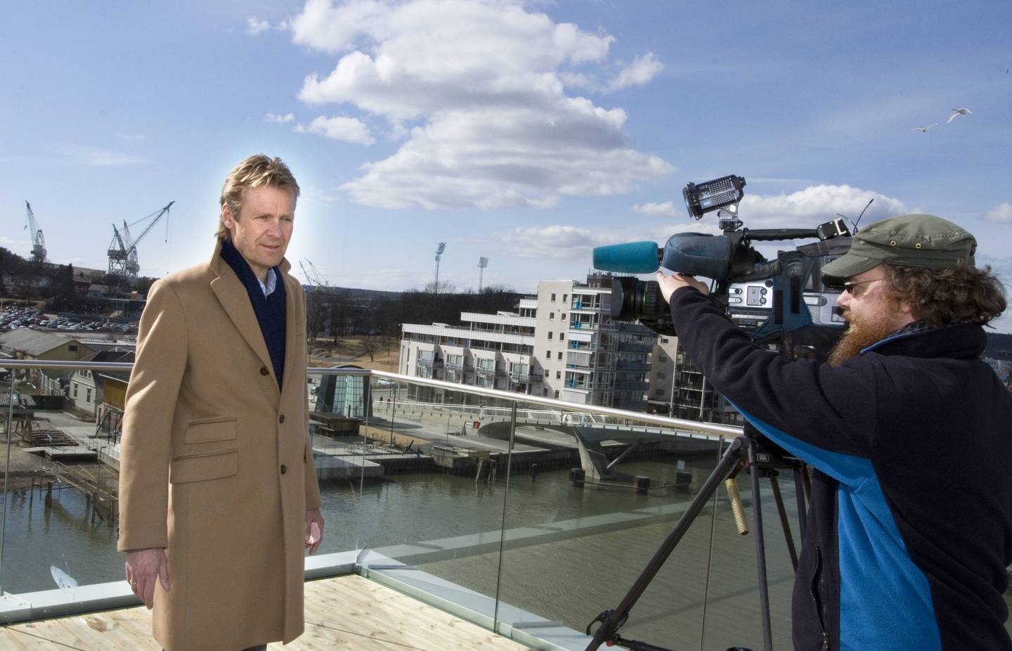 11. april 2013 sendte NRK1 Debatten, direkte fra Litteraturhuset. Programleder Erik Wold lovet engasjert debatt da Senterpartiets forslag rundt Schengen-avtalen og stengte grenser skulle diskuteres.