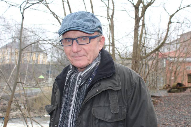 Leder Per Arild Simonsen i Mossefossens Venner misliker at mye vegetasjon er allerede er fjernet ved bredden av elva. FOTO: PAUL NORBERG
