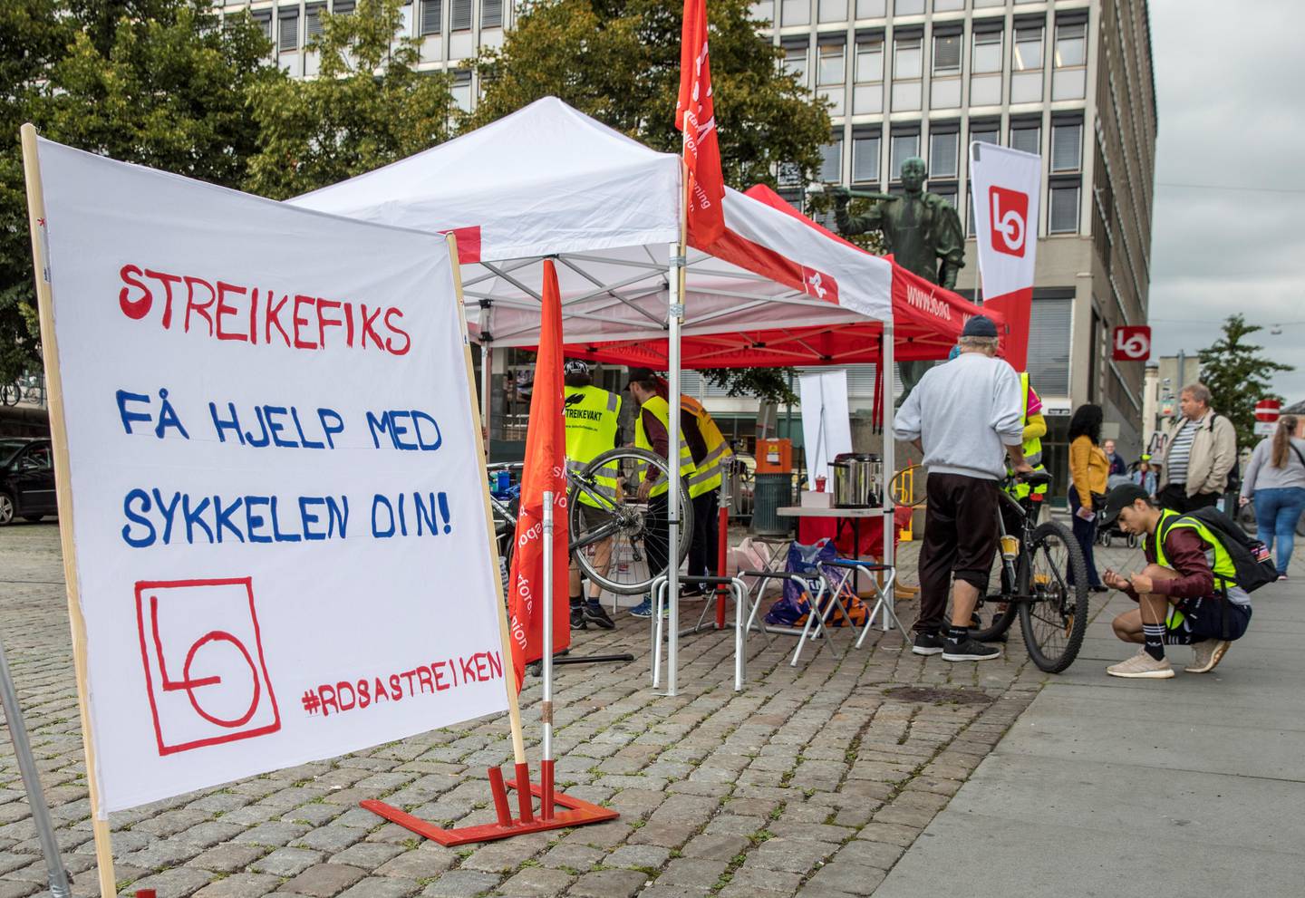 Oslo
Syklister i matleveringstjenesten Foodora streiker etter at selskapet og Fellesforbundet ikke klarte å bli enige om en tariffavtale. De streikende syklistene hadde satt opp et provisorisk sykkelverksted for forbipasserende på Youngstorget torsdag.
Foto: Ole Berg-Rusten / NTB scanpix