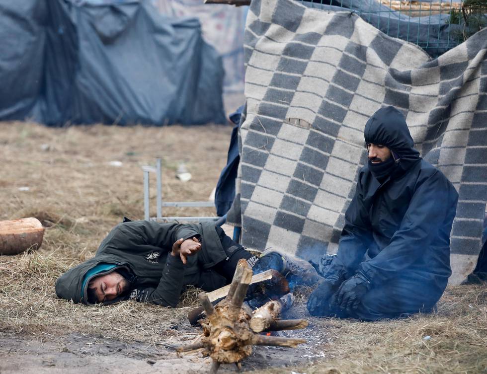 Migranter samler seg i en leir ved grensepasseringen Bruzgi-Kuznica på grensa mellom Hviterussland og Polen.