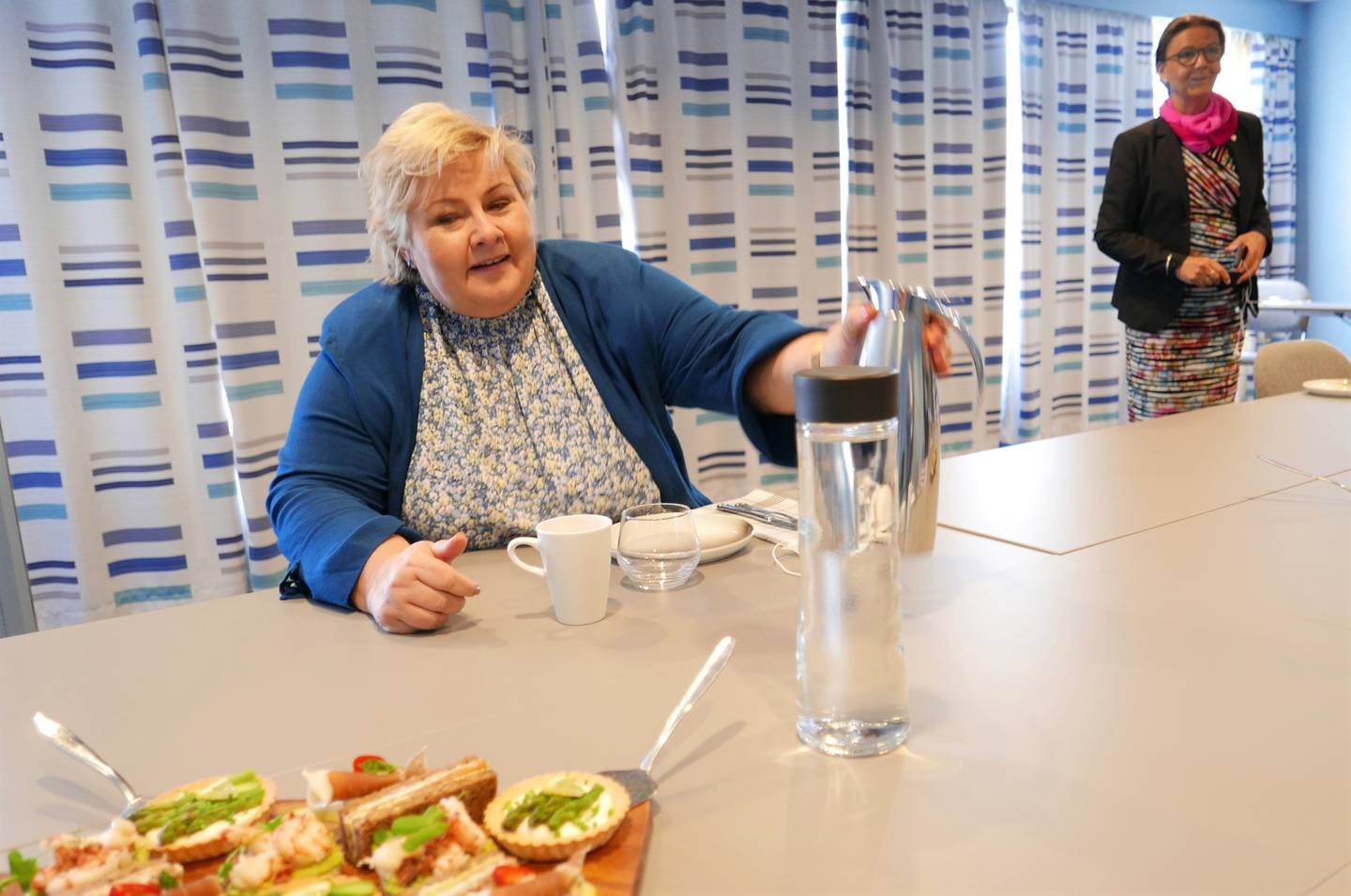 Det var en kaffetørst statsminister Erna Solberg med tett program som gjestet hotellet Scandic City i Fredrikstad tirsdag ettermiddag.
