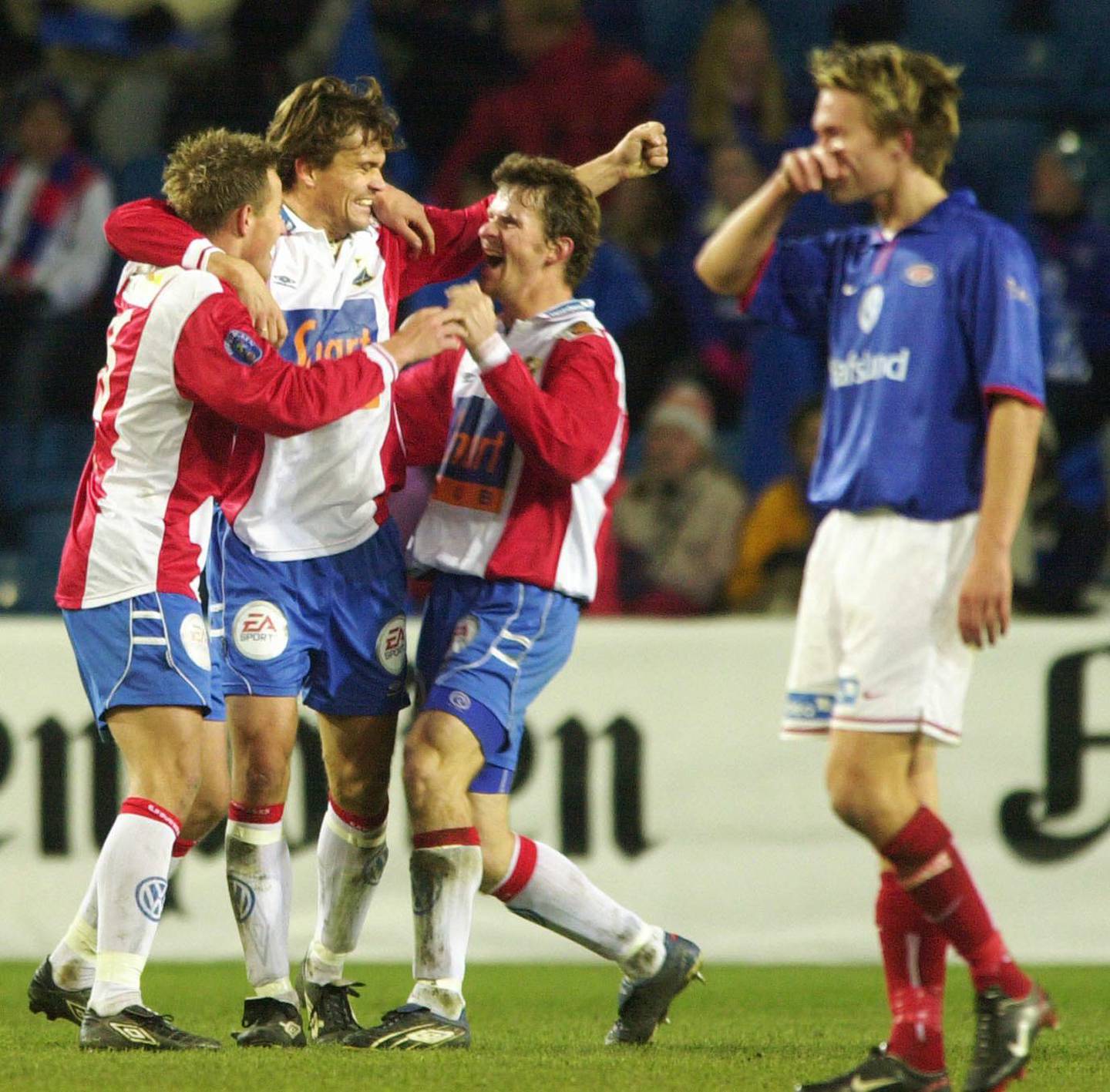 Lyns Kristian Onstad (f.v.), Tommy Berntsen og Steven Lustü jubler etter 1-0 seieren over VIF i 2003. Vålerengas Jørgen Jalland t.h.