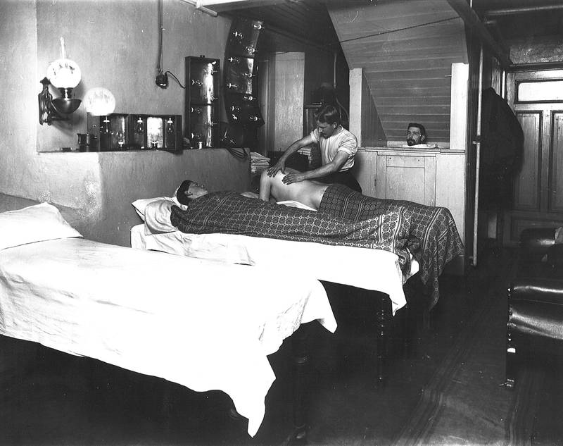 «MASSAGE» I HERREBADET 1908: Apparater for lokale lysbad og mann i dampkasse i bakgrunnen.