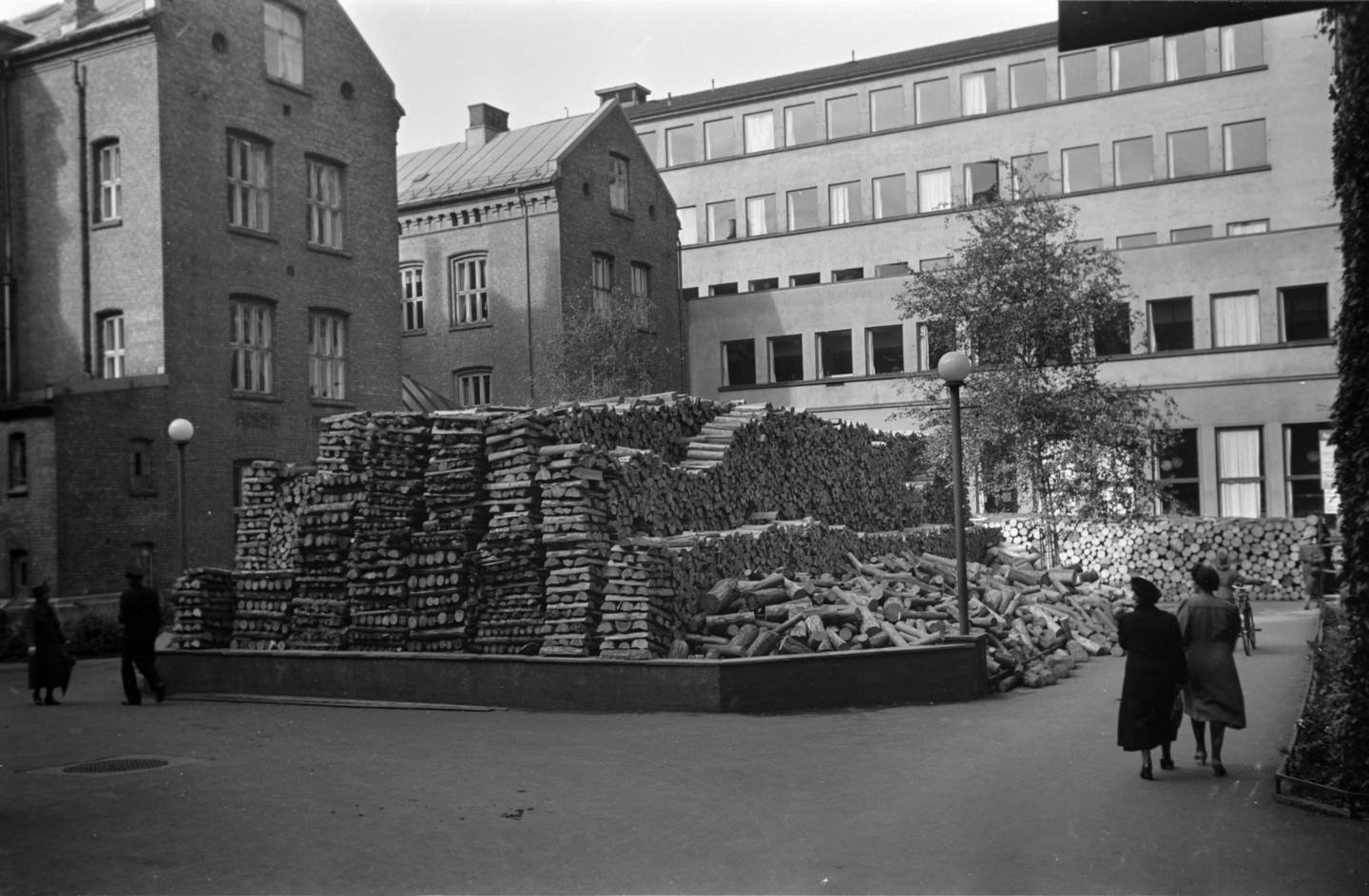 Gårdsrommet mellom Akersgata 55 og Dittenkomplekset høsten 1940. Det nazistiske Arbeidskontoret lå her under andre verdenskrig og var gjenstand for sabotasje mot i 1944. Foto: Rigmor Dahl Delphin, Oslo Museum OB.AK0228i