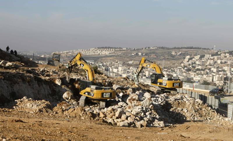 Gravemaskiner graver ut nye boliger for bosettere ved bosettingen Efrat på Vestbredden, nær Betlehem, nå i januar.