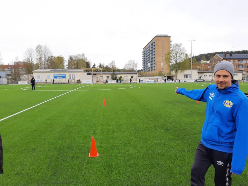 Eirik Kjønø synes det er godt å se spillerne igjen, men savner fremdeles å spille fotball.