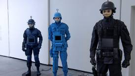 Møt antiterror-Teletubbies på Astrup Fearnley: Et dystopisk lykketreff av en kunstutstilling