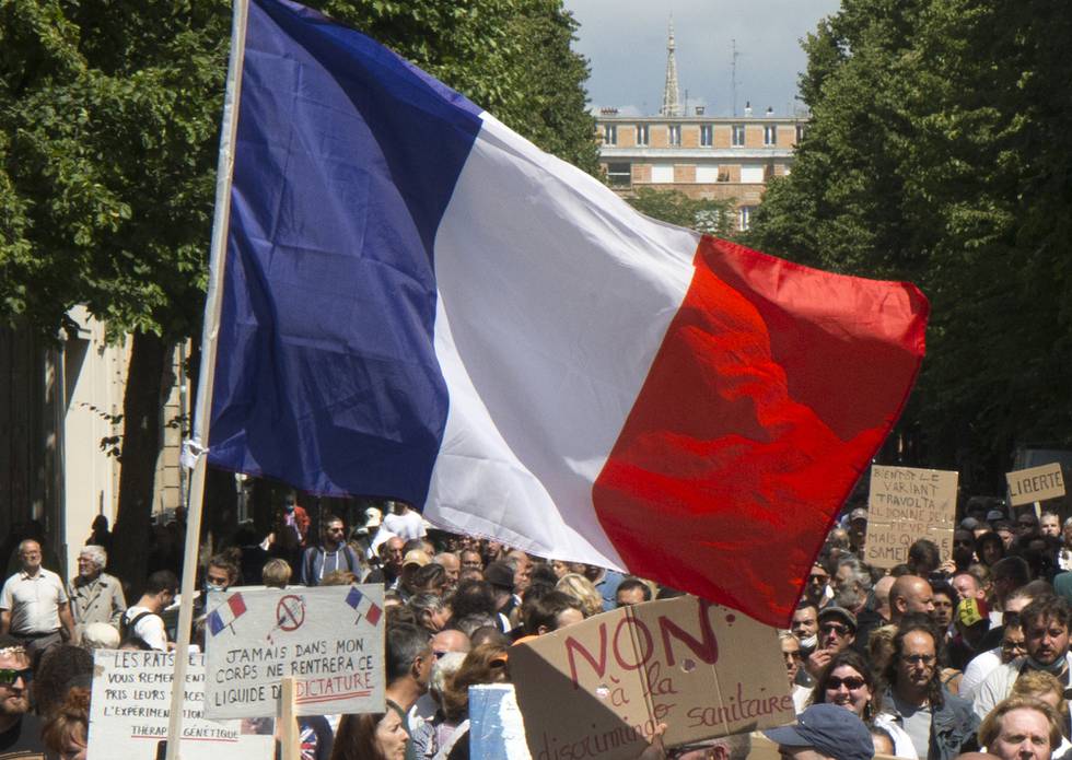 Lørdag demonstrerte rundt 237.000 franskmenn mot koronapasset i Paris og andre steder i landet, ifølge innenriksdepartementet. Foto: Michel Spingler / AP / NTB