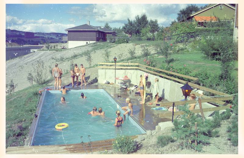 BASSENG: Familiens svømmebasseng i hagen var et yndet sted for nabolagets mange unger. Og de aller fleste lærte å svømme der.
