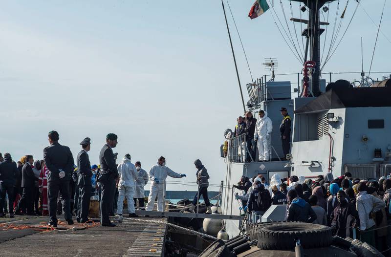 Patruljebåten Denaro kjem til kai i Catania med over 200 flyktningar om bord. FOTO: ERLEND BERGE