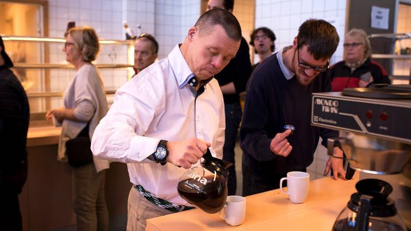 Kjetil skal bare ha en kopp kaffe i kantina på Fossheim, niste har han med hjemmefra. FOTO: Frøydis Falch Urbye