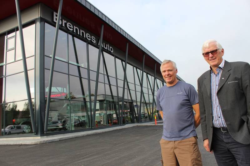 To av eierne Kjell Ingar Brenne og Kåre Lunde, som også er daglig leder i Brennes Auto AS, ønsker velkommen til ny forretning.