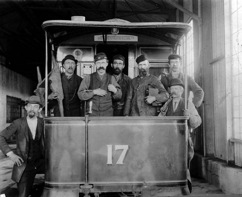 Maskinverkstedsreparatører ved Kristiania Elektriske Sporvei fotografert i vognhallen på Majorstua i 1896.