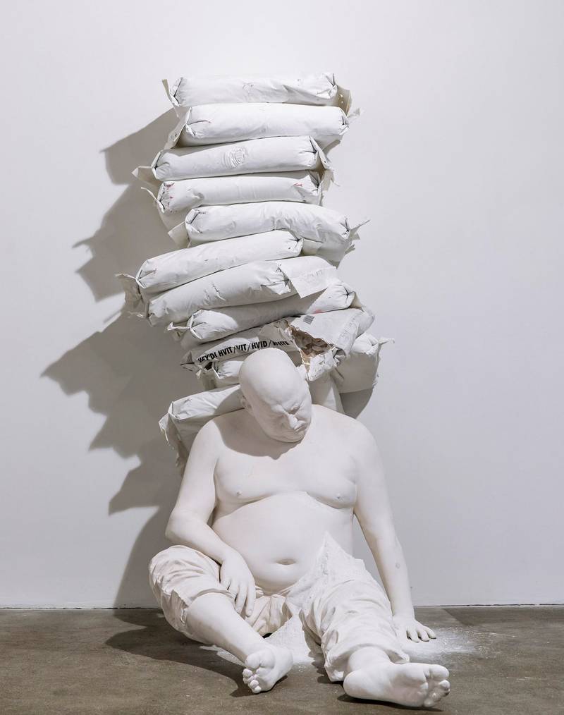 Virkelighetens ubehagelige sider vises med overraskelseseffekt i Bernardí Roigs skulptur «The man crushed by 250 kg of cocaine».